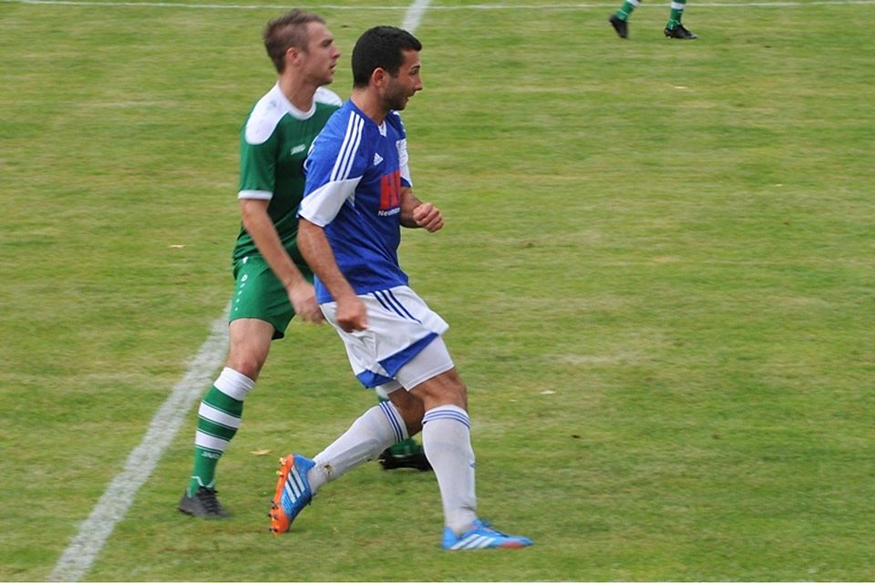 Philipp Glage (in blau/ Archiv) markierte zwei Treffer gegen Piesteritz  F: Michael Klocke
