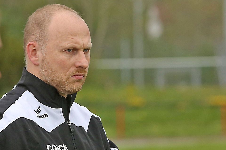 Gibt gegen Mering II seine Abschiedsvorstellung an der Seitenlinie: DJK-Trainer Marek Zawadzki.  Foto: Michael Hochgemuth