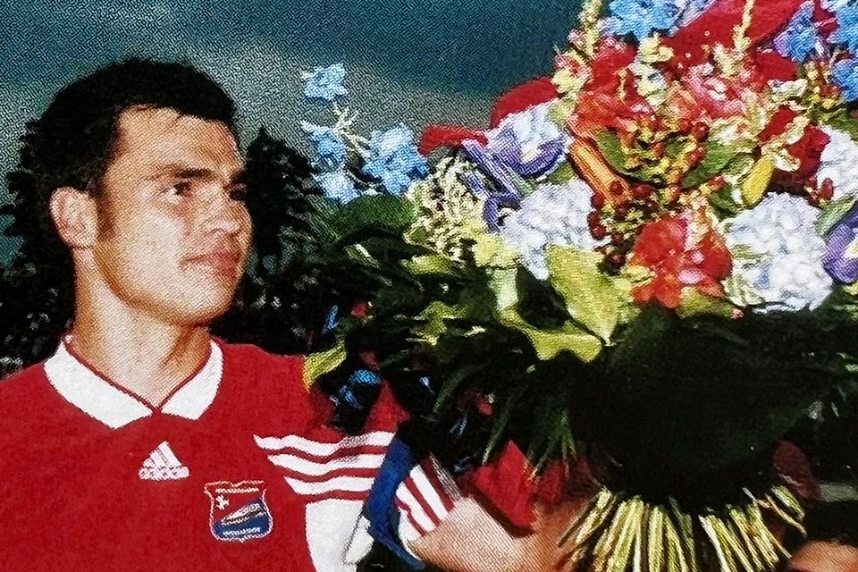 1999: Zum Abschied aus Unterhaching gab’s einen rot-blauen Blumenstrauß für SpVgg-Kapitän Matthias Lust .
