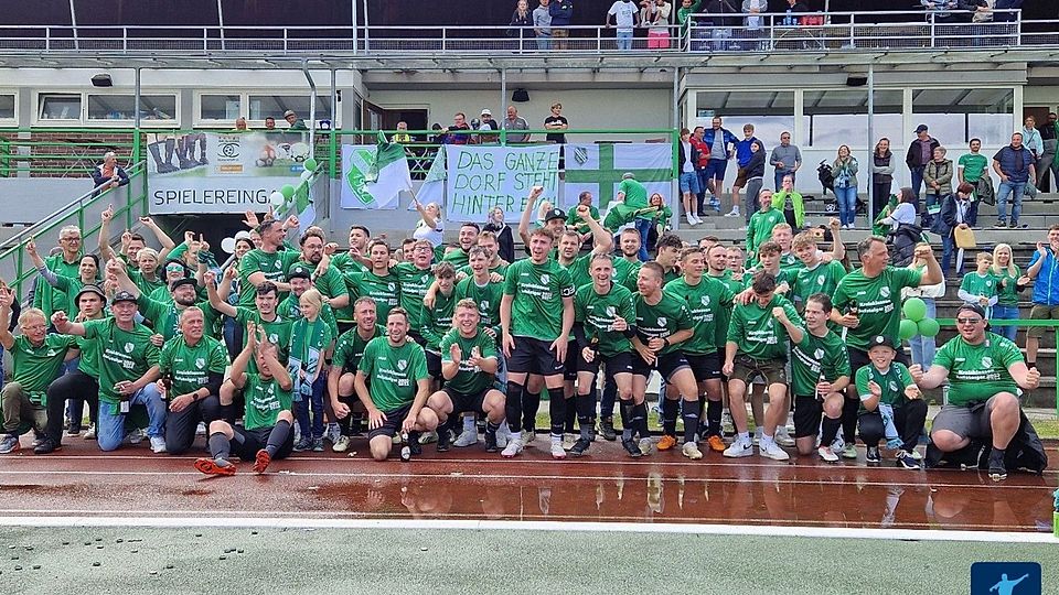 Die SpVgg Mariaposching feiert den Aufstieg in die Kreisklasse.