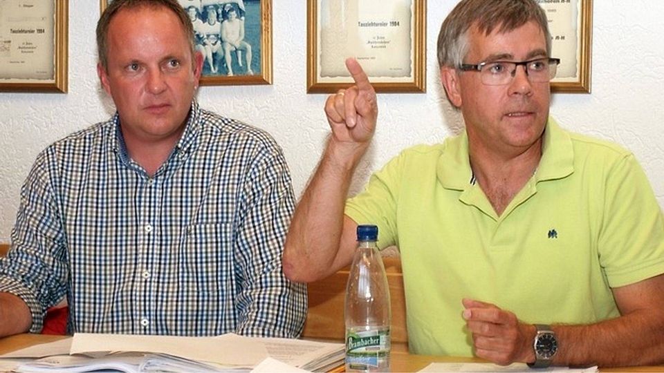 Klaus Hernes: „Die Nachwuchsarbeit war und ist der größte Schatz der JFG“; links JFG-Vorsitzender Rainer Huber. Foto: azd