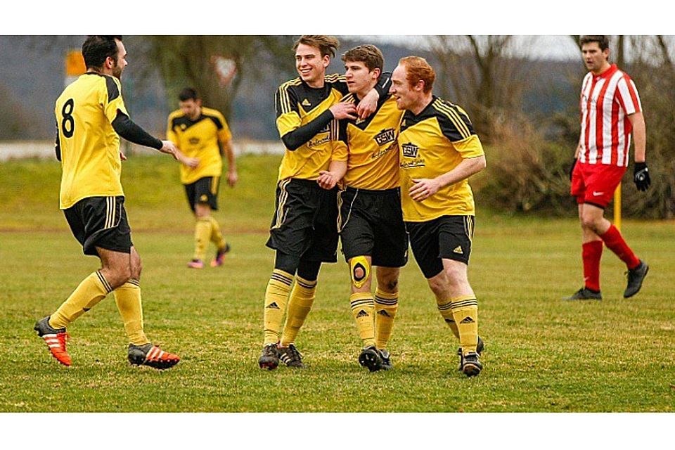 Wichtiger Führungstreffer: Die Spabrücker feiern ihren Torschützen Oliver Gäns (Zweiter von rechts), der seine Mannschaft gegen Hargesheim auf die Siegerstraße brachte.	Foto: Dirk Waidner