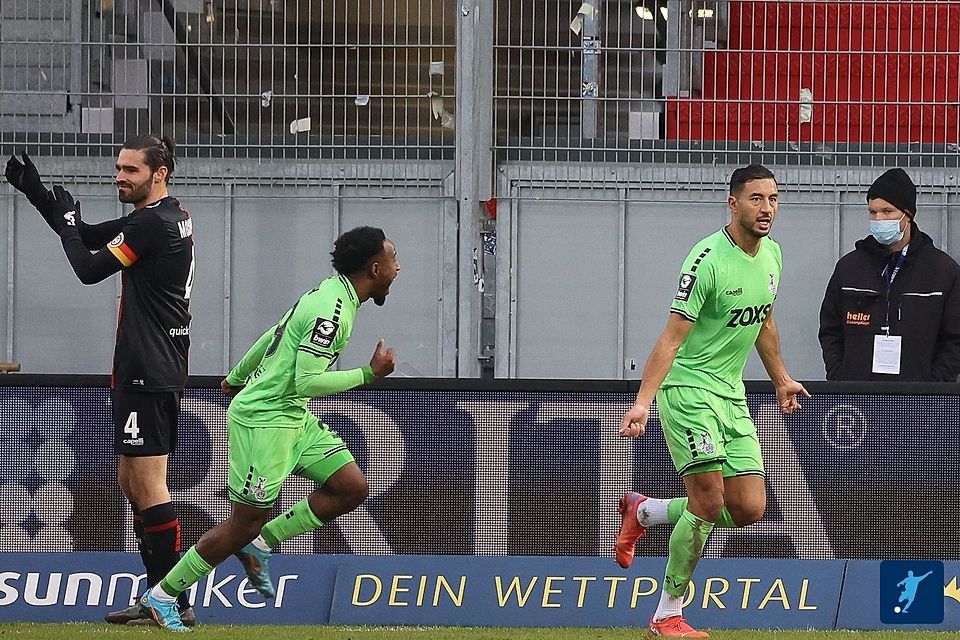 Aziz Bouhaddouz (r.) nach seinem Tor für den MSV Duisburg gegen Wehen Wiesbaden im Winter 2022. 