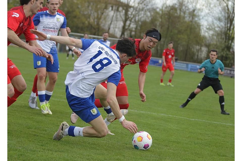 Der Vorbereitungsplan für den TSV Gau-Odernheim um Christopher Hahn (Nummer 18), hier im Zweikampf mit Takumu Yamahara (FC Rot-Weiß Koblenz), ist bekannt und wird die Petersberger Oberliga-Spieler fordern. Archivfoto: Axel Schmitz/pakalski-press Der Vorbereitungsplan für den TSV Gau-Odernheim um Christopher Hahn (Nummer 18), hier im Zweikampf mit Takumu Yamahara (FC Rot-Weiß Koblenz), ist bekannt und wird die Petersberger Oberliga-Spieler fordern. Archivfoto: Axel Schmitz/pakalski-press