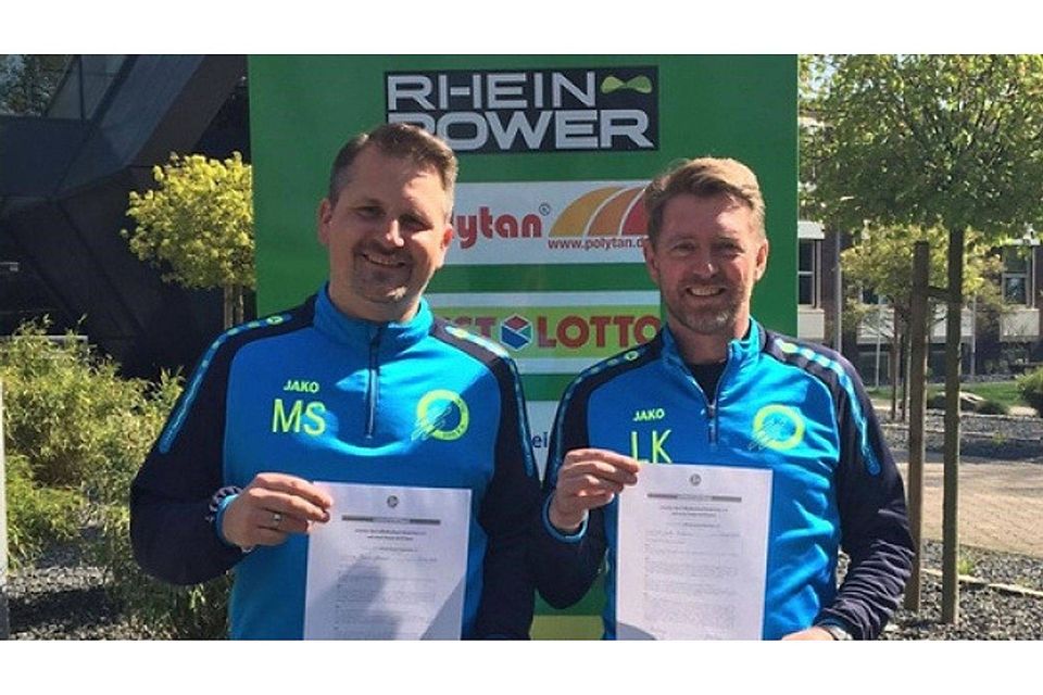 Lutz Krie­nen (r.) und Mar­co Sten­zel ha­ben die Aus­bil­dung zum B-Li­zenz-Trai­ner er­folg­reich ab­sol­viert. Die Ab­schluss­prü­fun­gen leg­ten sie in der Sport­schu­le We­dau ab. Foto: Verein