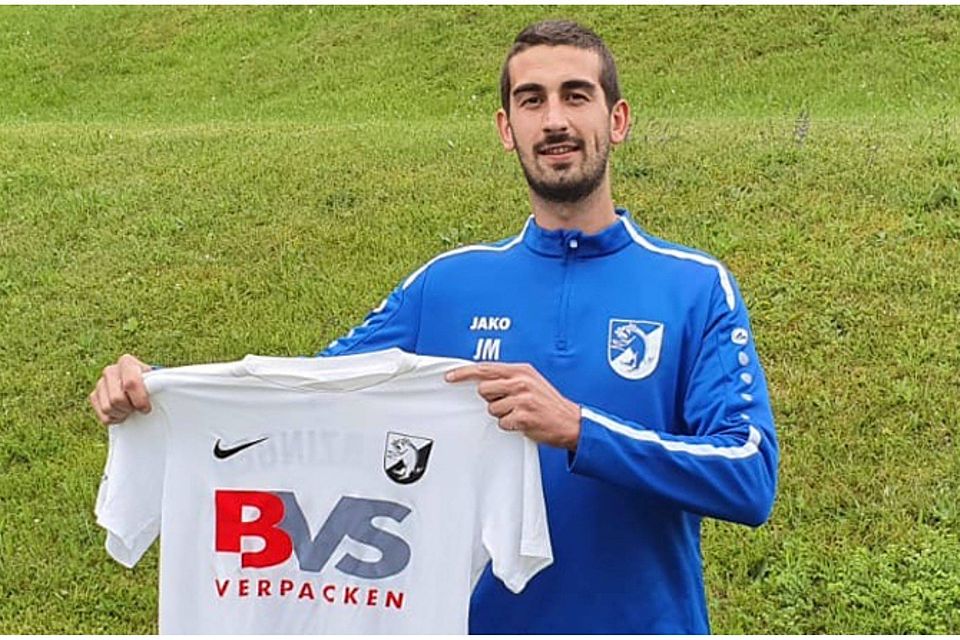 Edon Kadrija mit seinem neuen Dress des FCE. | Foto: FC Erzingen