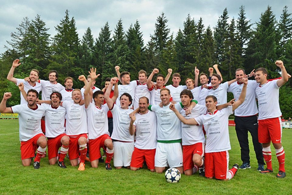 Zurück in der Fußball-Landesliga nach einem denkwürdigen Aufstiegsspiel: Bonndorf feiert. | Foto: Johannes Bachmann