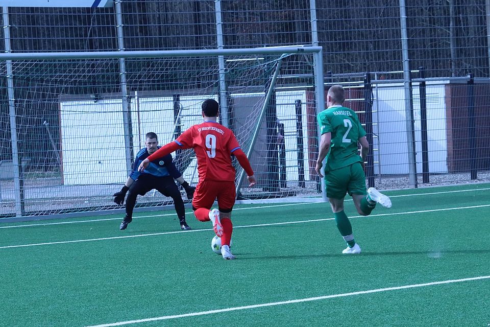 Malte Horwege auf dem Weg zum 0:2, Lucas Meybohm kann ihm nicht mehr folgen.......