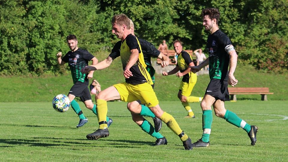 Endlich wieder zurück in die Kreisklasse wollen die Eglinger um Callum Hatsell (am Ball). Doch die Sportfreunde haben das erste Duell beim SV Bad Tölz mit 1:3 verloren.