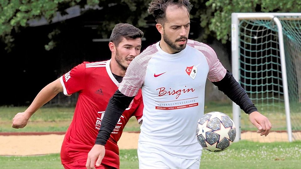 Sahin Tasdelen schüttelte Wiesenbachs Fabian Rösch (links) ab und bleibt mit Türk Gücü Lauingen auf Kurs Vizemeisterschaft.