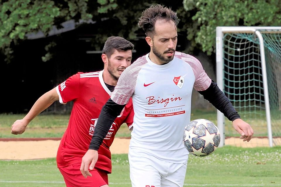 Sahin Tasdelen schüttelte Wiesenbachs Fabian Rösch (links) ab und bleibt mit Türk Gücü Lauingen auf Kurs Vizemeisterschaft.