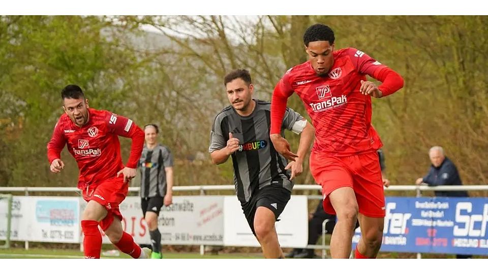 Elijah Balci (r.) von der U23 des SC Waldgirmes gleich spät gegen den FSV Cappel aus. (Archivfoto) © Isabel Althof
