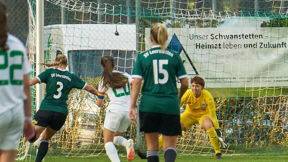 Auch im Duell mit Selina Perzl (Nr. 3) bleibt SpVgg-Keeperin Linda Schulze Siegerin