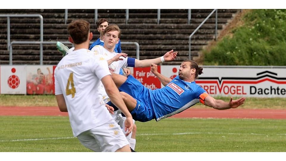 Eintracht-Kapitän Deniz Darcan hat richtig Spaß gefunden an spektakulären Abschlüssen. Auch gegen die FKP-Zweite lag er wieder quer in der Luft.	Foto: Mario Luge