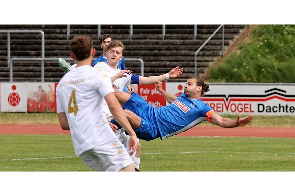 Eintracht-Kapitän Deniz Darcan hat richtig Spaß gefunden an spektakulären Abschlüssen. Auch gegen die FKP-Zweite lag er wieder quer in der Luft.	Foto: Mario Luge