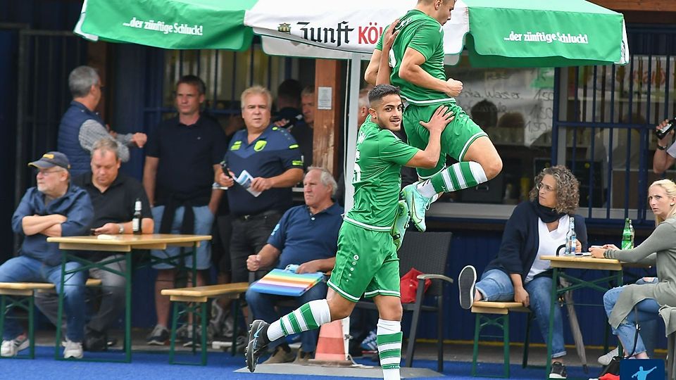 Der SC Borussia Lindenthal-Hohenlind bejubelt einen Treffer in Nümbrecht.