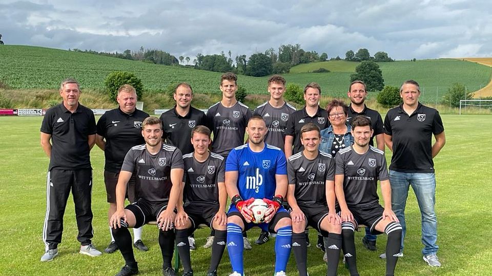 Stehend hinten von links nach rechts: Co-Trainer Frank Alferi, Trainer Thomas Schwarz, Vorstand Georg Stadler, Raphael Steinhuber, Patrick Zierer, Spielertrainer 2. Mannschaft Dominic Graf, Kassierin Helga Gerleigner, Abteilungsleiter Maxi Jetzinger, Vorstand Michael Wengler Sitzend von links nach rechts: Daniel Schuhbauer, Julian Behr, Mark Voss, Niklas Geiger, Christoph Huber