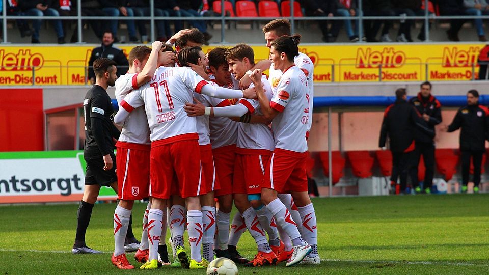 Die Jubeltraube nach dem 1:1-Ausgleich des Jahn, inmitten Torschütze Hyseni. Zwei späte Jahn-Tore sorgten für den Sieg gegen den FC Augsburg II. Foto: Würthele