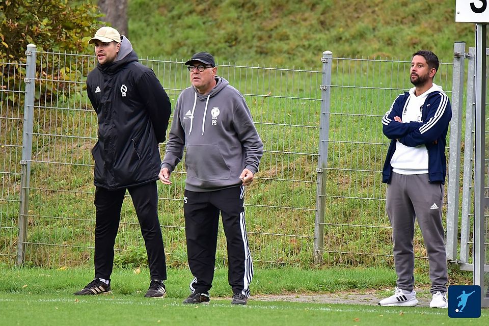Sah gegen Ende die Rote Karte: Saartal-Coach Peter Schuh (Mitte)