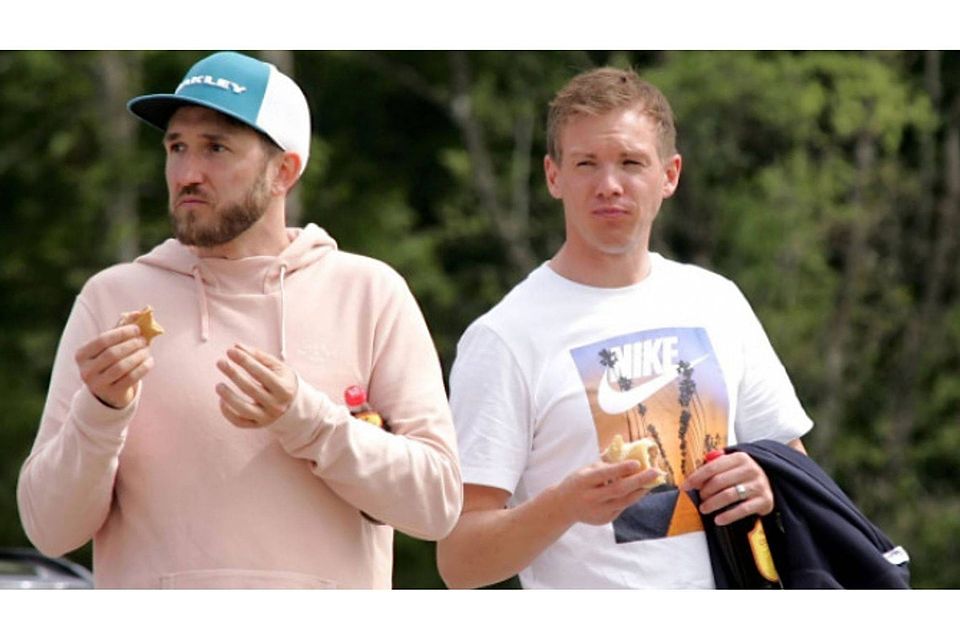 Prominenter Fan: Bundesliga-Trainer Julian Nagelsmann (r.) mit Spezl Benjamin Glück. Foto:Rabuser Prominenter Fan: Bundesliga-Trainer Julian Nagelsmann (r.) mit Spezl Benjamin Glück. Foto:Rabuser