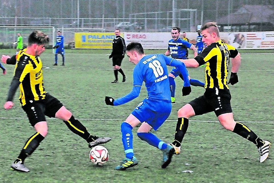 Die Jugend-Mannschaften der beiden Clubs werden künftig in einer eigenen Trikotfarbe auflaufen und nicht– wie hier in der gemeinsamen Bezirksliga-Saison 2017/18 - in Schwarz-Gelb und Blau-Weiß.