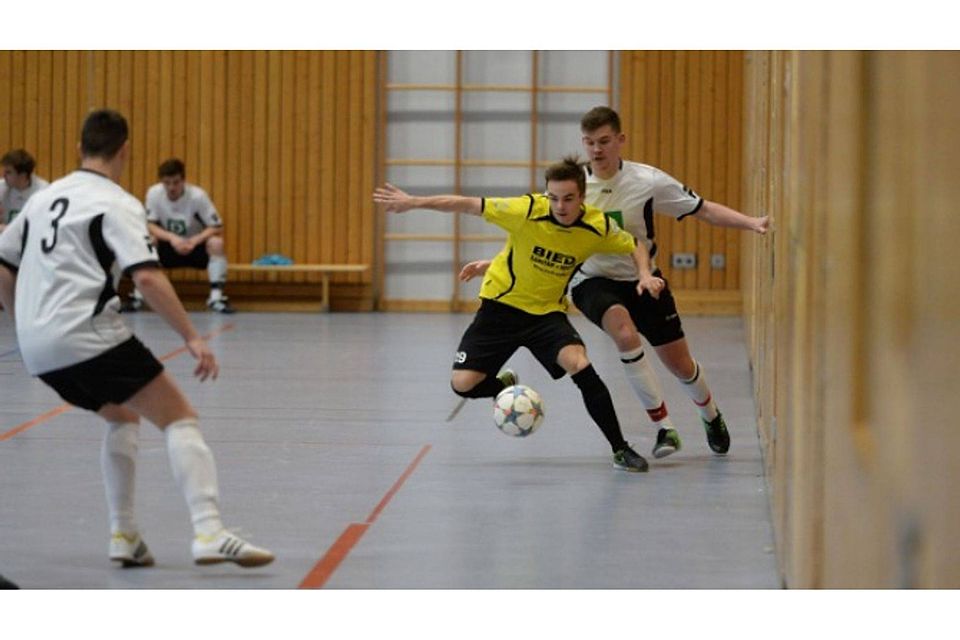 Der FC Amberg (in Gelb) ließ sich auf seinem Weg zum Titel auch nicht von der Schiedsrichter-Auswahl stoppen.  Foto: Brückmann