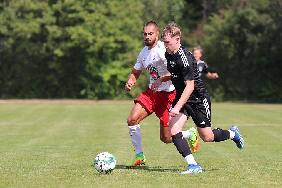 Eishockey und jetzt auch Fußball in Geretsried: Maximilian Zöhren (re.) wechselt von der DJK Waldram zur TuS-Reserve