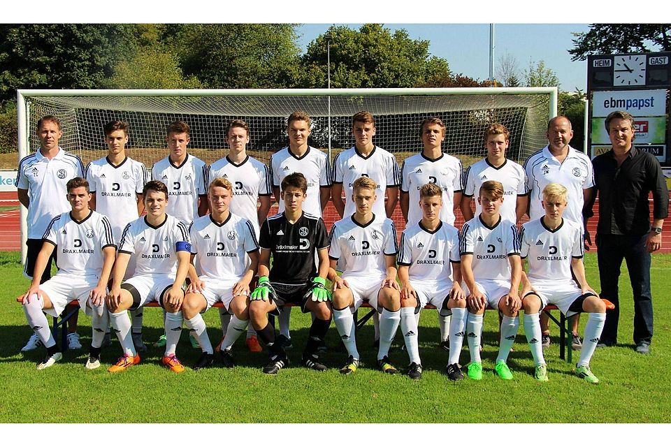 Die A-Jugend-Meistermannschaft der SpVgg Landshut in der Saison 2015/16 mit Tobias Steer (hinten 3. v. links).