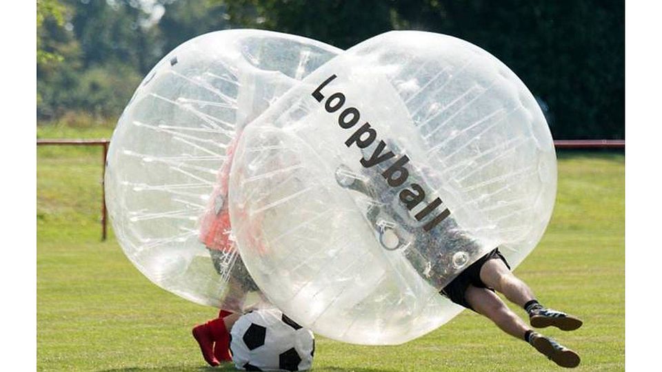 Zweikampf mit Luftblase: Viel Spaß haben die Spieler beim Loopy-Ball-Turnier in Altenburg. Foto: Kröning