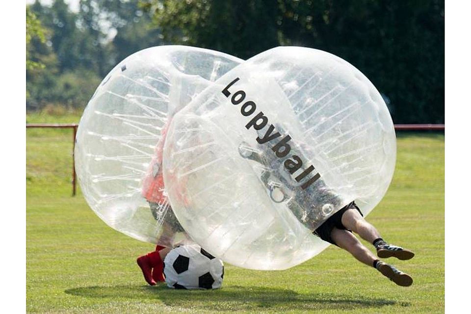 Zweikampf mit Luftblase: Viel Spaß haben die Spieler beim Loopy-Ball-Turnier in Altenburg. Foto: Kröning