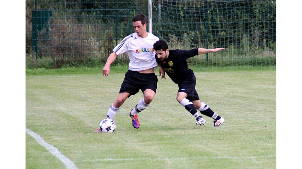 Hatte mit zwei Toren entscheidenden Anteil am Weiterkommen seines SVW: Waldlaubersheims Torjäger Stephan Merkelbach (weißes Trikot, hier im Duell mit einem Akteur von Karadeniz II aus der Vorsaison).   (Foto: Marcel Fennel)