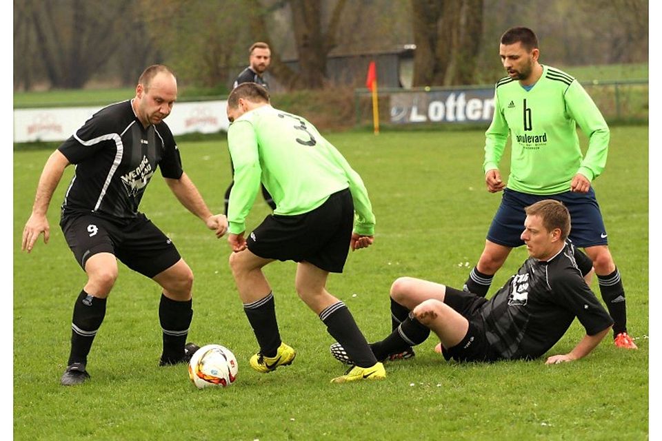 Julian Pawlik (FC), Bastian Pawlik (Eintracht), Stephan Schmeller (FC) und Adelin Barb (Eintracht) liefern sich im Hersbrucker Derby einen Vierkampf um den Ball. Foto: J. Ruppert