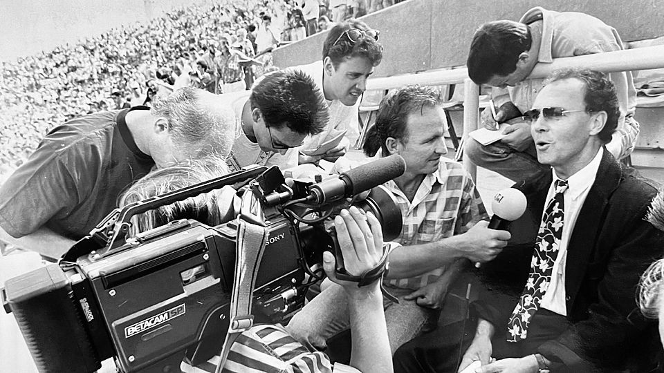 Franz Beckenbauer nahm sich für die Reporter (hier im Olympiastadion) immer Zeit.