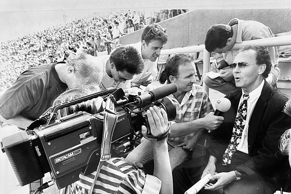 Franz Beckenbauer nahm sich für die Reporter (hier im Olympiastadion) immer Zeit.