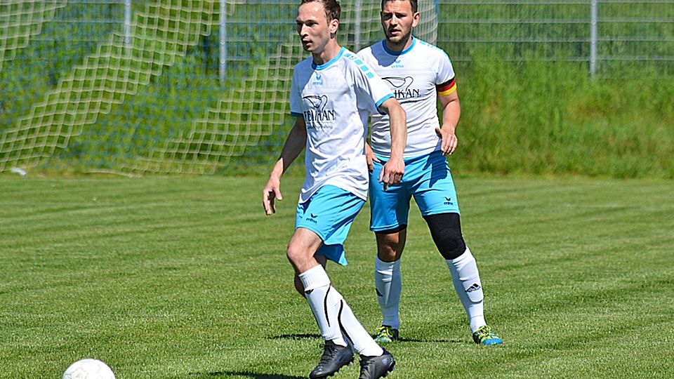 Matthias Zirngibl und Simon Ohnheiser (von links) konnten die 0:2-Heimniederlage des FC Emersacker im Kellerduell gegen den Mitabsteiger FC Haunstetten nicht verhindern.