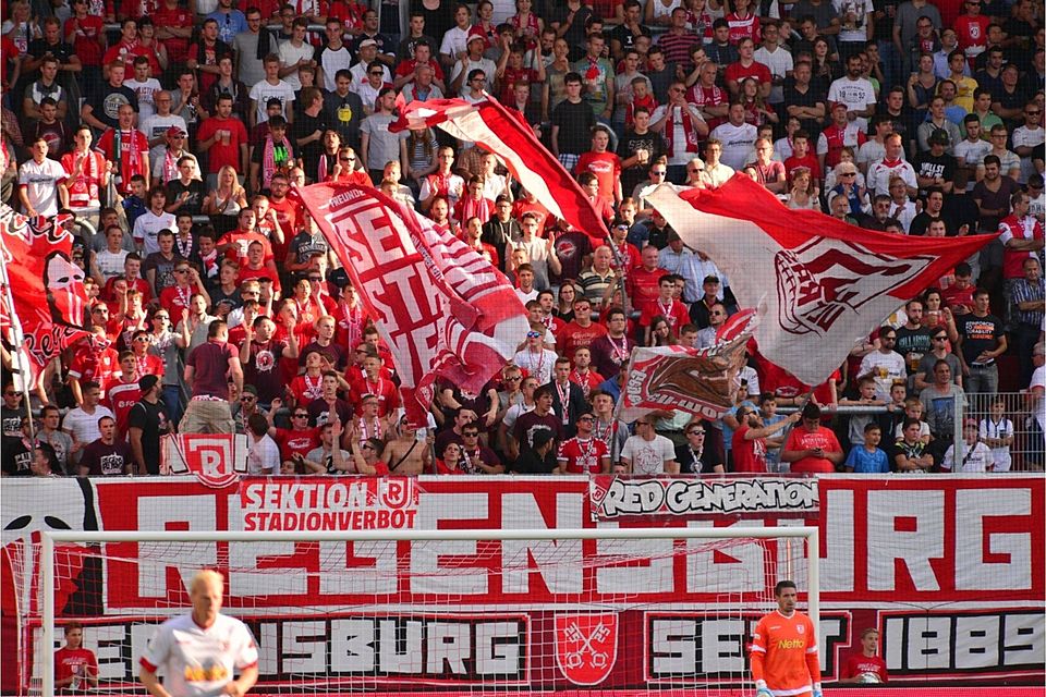 Sehr gut besucht sind die Heimspiele des SSV Jahn. Im neuen Stadion kommen die Regensburger bis dato auf einen Schnitt von über 7.500 Fans. F: Staudinger