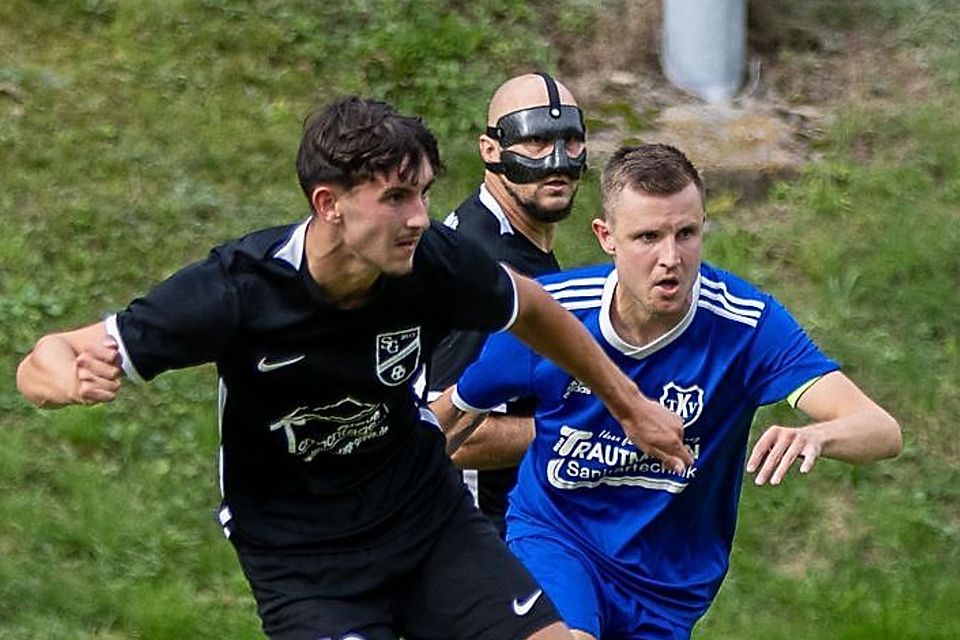 Geburtstagskind Felix Göppert (vorne, hier in der Partie gegen Köndringen) stellte in Oberried die Weichen auf Sieg für die SG Prechtal/Oberprechtal.