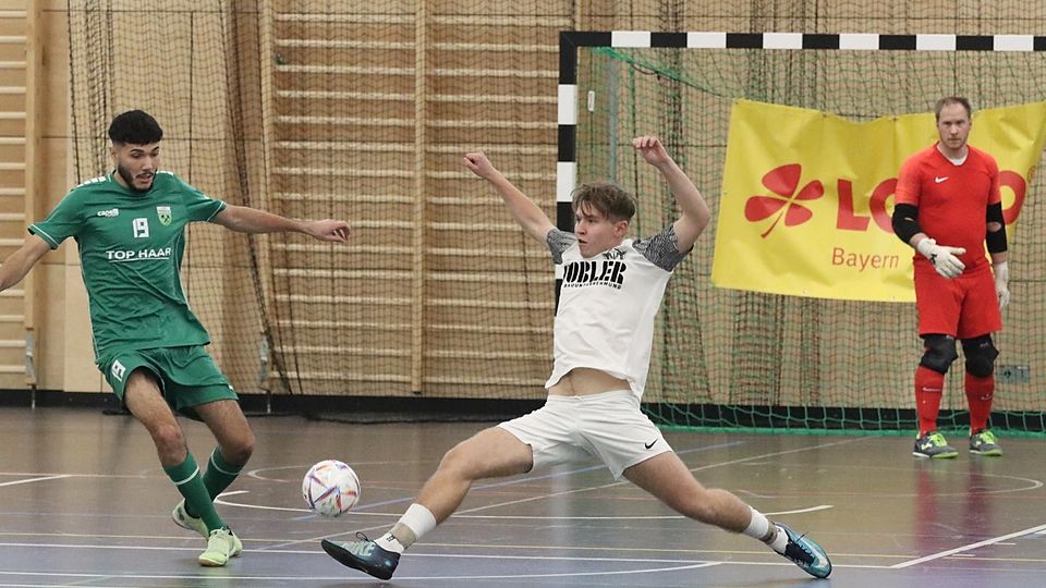 Futsal-Vorrundenturnier der Spielgruppe Mitte im Kreis Zugspitze zwischen dem FC Penzberg (in Grün) und dem ESV Penzberg am 9. Dezember 2023.