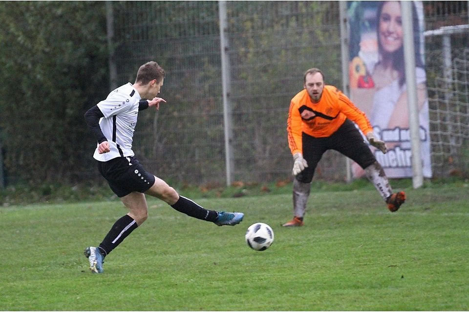 Der "Brustlöser": Marvin Babienek trifft in dieser Szene zum 1:0 für den TuS Stemwede. Nach neun Spielen ohne Sieg gewannen die Stemweder am Ende mit 5:1 beim VfB Fabbenstedt. Babienek, der zuletzt Ladehemmungen hatte, traf dabei gleich dreifach.