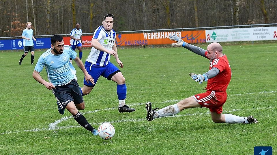 Mit dem 3:0 gegen Kemnath unterstrich der FC Kaltenbrunn (in Blau-Weiss) seine Ambitionen auf den Relegationsplatz 2.