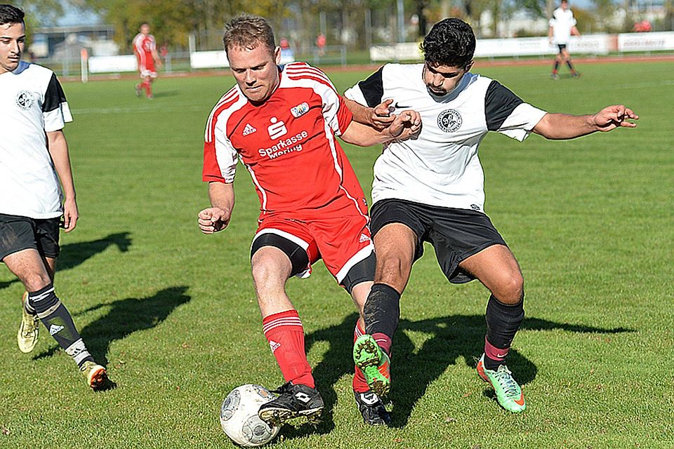 Nach dem 4:3-Sieg in letzter Minute befindet sich der SV Mering (in rot) auf dem besten Weg Richtung Klassenerhalt.  Archivfoto: Fischer