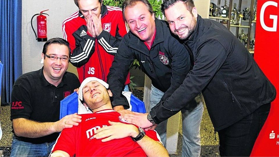 Anton Maier, Vorsitzender des 1. FC Heinsberg-Lieck, wollte auch selbst Blut spenden. Danach sorgten sich seine Vereinsfreunde liebevoll um ihn, weil sein Kreislauf ein kleines bisschen mehr Zeit brauchte. Fotos: anna