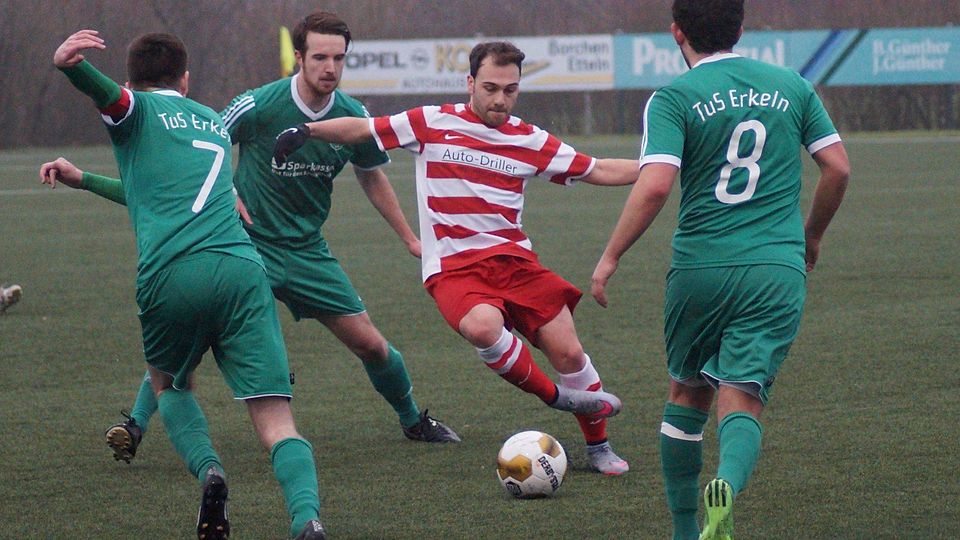 Er fehlt nun im Abstiegskampf: Stefan Stanco, der hier im Spiel gegen Erkeln am Ball ist, bestritt am Sonntag sein letztes Saisonspiel für Dahl/Dörenhagen. Der Student flog in dieser Woche nach China, wo er ein Auslandssemester verbringen wird.