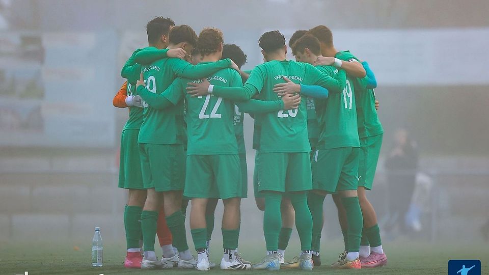 Die Spieler des VfR Groß-Gerau im Teamkreis.