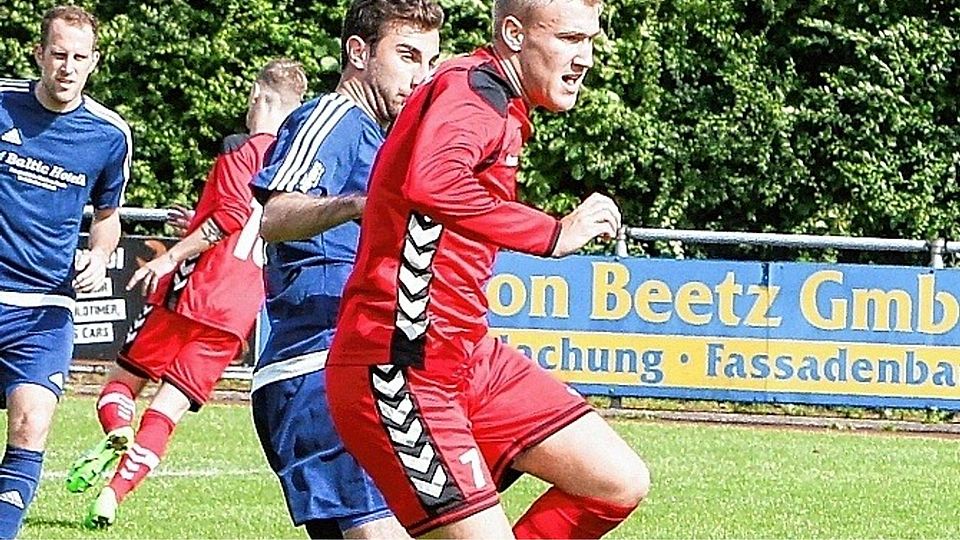 Florian Petzold (am Ball) und der WSV Tangstedt trotzten als erste Mannschaft Spitzenreiter Lübecker SC um Mehmet Dogan einen Punkt ab. Foto: göt