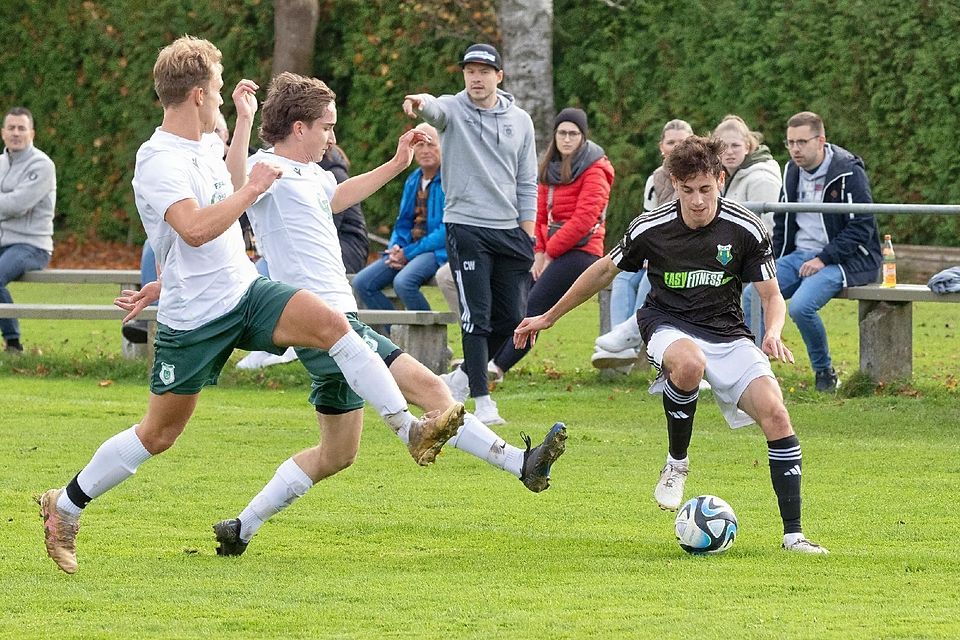 Der SC Maisach (schwarzes Trikot) im Spiel gegen den TSV Altenstadt (in Weiß).