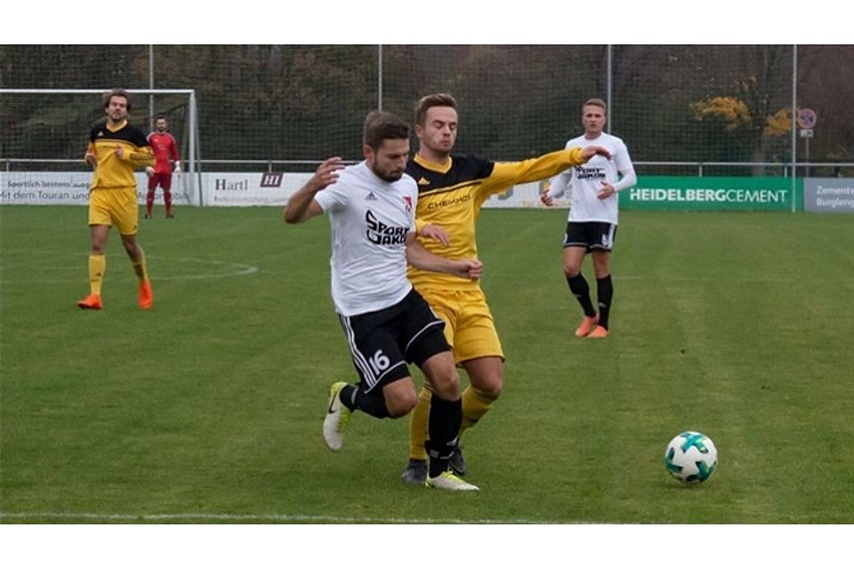 Burglengenfeld (in Gelb) setzte sich verdient mit 2:0 gegen die Gäste aus Waldkirchen durch. Foto: J. Schaller