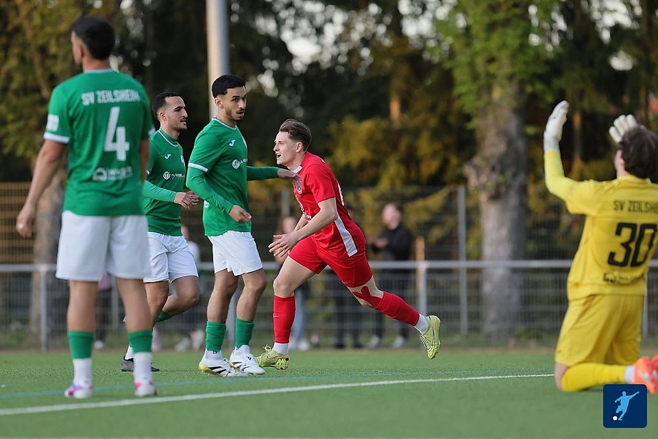 TuS Hornau (rotes Trikot) steht nach dem 3:1-Erfolg gegen den SV Zeilsheim (grüne Trikots) im Pokalfinale. Dort wartet der FC Eddersheim.