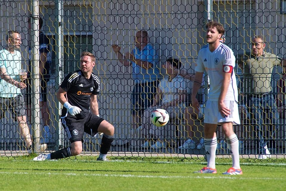 Fassungslos nach dem 3:3-Ausgleich: Torhüter Leopold Bayerschmidt und Christian Wimmer.
