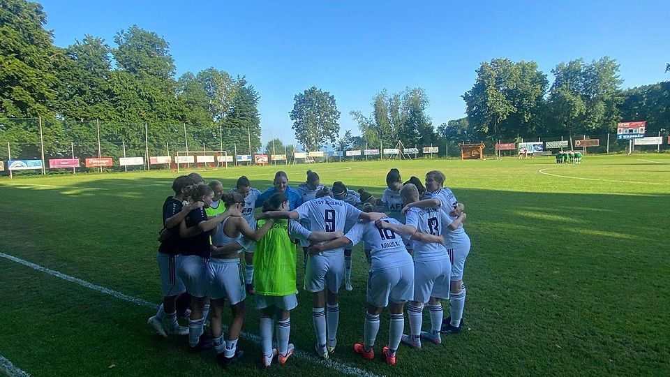 Im Kreis ihrer langjährigen Mitstreiterinnen beim TSV und der SG Aßling/Grafing wurde das Duo Limberger/Krumay nach dem Abpfiff nochmal ausgeschrien.